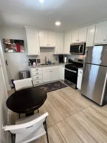 Rick’s Off the Bricks- Guest House w King Bed - Image 5
