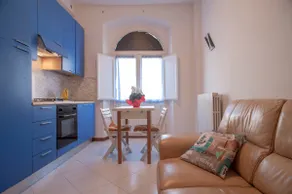 A pied-à-terre in the city center - Image 4