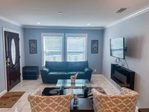 Spacious 4b4bath 2300ft Home Centrally Located - Image 3