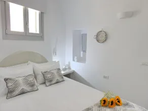 Lovely Cave Room Jacuzzi for 2 Persons in Akrotiri - Image 2