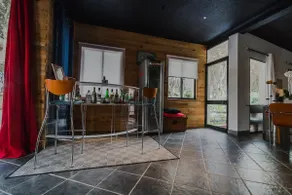 Modern & Recycled Guest House - Image 5