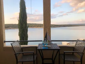 Luxuriöse Villa am See Travis Waterfront mit spektakulärem Blick auf den Sonnenuntergang - Image 2