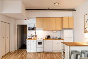 Cozy Ground Level Apt. w/AC- FREE Parking - Image 3