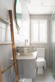 Newly Renovated, Chic Apartment Near Santa Catalina - Image 2