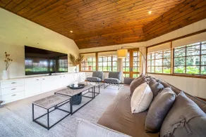 Secret Garden - Luxury Cottage - Giant 85inch TV - Image 4