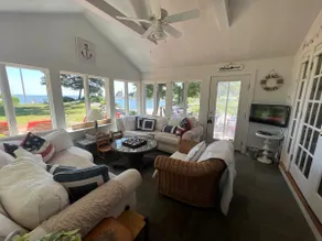 Scenic Mulberry Point Connecticut Beach House - Image 2