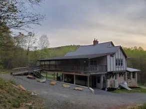 Wooded Mountain Retreat Ideal for Family Gathering - Image 5