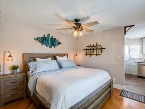Pet-friendly downtown cottage with hot tub - Image 2