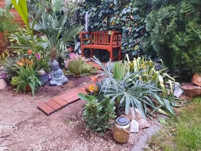 House with little tropical garden - Image 4