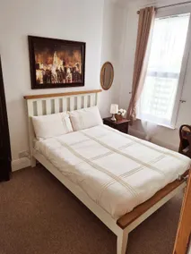 Spacious two bedroom flat close to city centre - Image 2