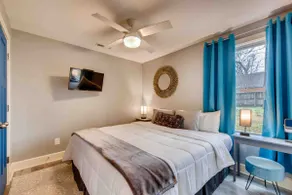 Walkable-free parking, 2 king beds luggage storage - Image 4