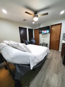 Adorable guest house with indoor patio - Image 3