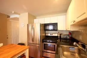 Charming South-End condo with large outdoor patio - Image 4