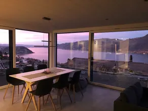 Modern accommodation with panoramic views of Lake Thun - Image 3