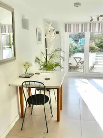 The Hideaway, with parking & surfboard storage - Image 5