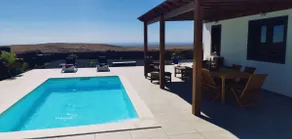 Slap af i en stilfuld villa med opvarmet pool og fantastisk udsigt - Image 3