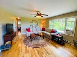 2br Chalet with Hot Tub on a 30+ acre vineyard - Image 5