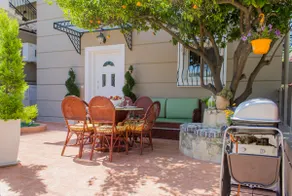 Villa de 2 chambres à Galatas avec un joli jardin - Image 3