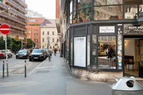 Charming Vintage Apartment Near Bars and Bistros - Image 4