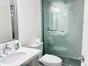 Spacious 3-Bdr | 3 Ensuite Baths | Free Parking - Image 5