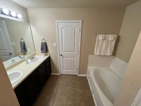 San Antonio home near BMT, Riverwalk, Alamo, and Sea World - Image 4