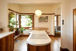 Central & Light Filled Hobart Deco Apartment - Image 2