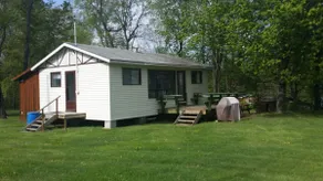 Beige Curtis Cottage, Upper Beverly Lakefront - Image 3