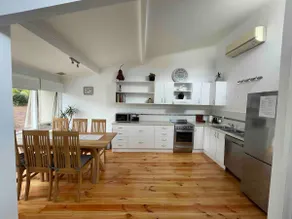Charming Unit in a Prime Location - Image 2