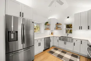 * Gorgeous Loft Style House w/ Luxury, Charm, & Comfort * - Image 5