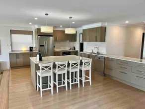 Waterfront Paradise - Stunning 6 Bdrm Home - Image 3