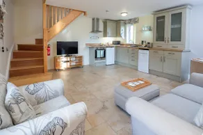 4* Granary Cottage, Mollett's Farm - Image 2