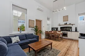Historic 3 BR APT short stroll to cafes & beaches - Image 3