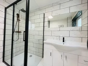 Cheerful 5-bedroom with free parking - Image 5