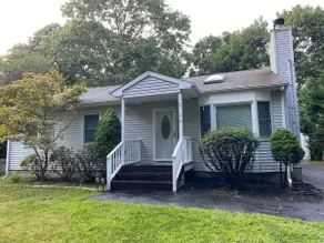 Cozy Hamptons Escape 3BR Minutes From Beach! - Image 2