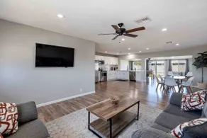 Heart of Phx - Large Living Space, Tons of Parking - Image 2
