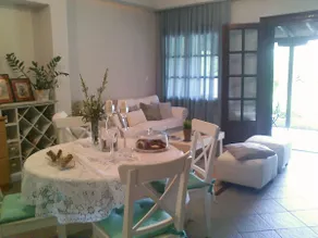 Cozy and Stylish Pool House - Image 3