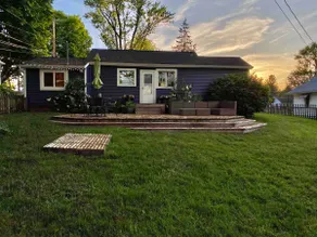 Quiet, cozy cottage, large fenced in yard w. deck - Image 3