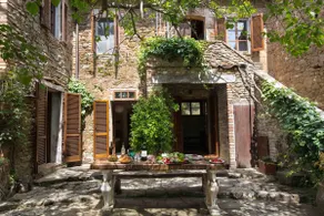 Traditional stone house in Umbria. - Image 4