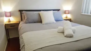 Retro Styled 3 Bed with Air-Cond, Wifi and Netflix - Image 5