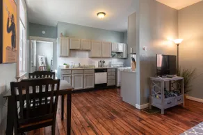 Cozy Apt in Walkable Area Downtown with Parking - Image 2