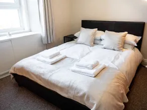 Bright, Spacious West-End Flat, Near University - Image 5