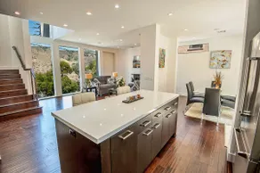 Stunning Modern House in Hollywood Hills - Image 2