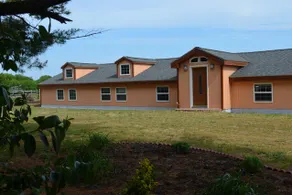 Spacious 2 Bedroom Guesthouse Near the Beach - Image 2