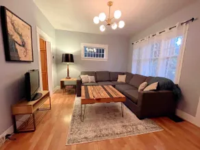 Cheerful 2 Bdrm in a Sweet Neighborhood - Image 2
