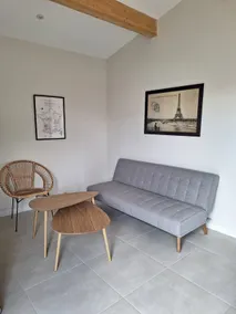 Downtown 2-bedroom house with small garden and air conditioning - Image 4