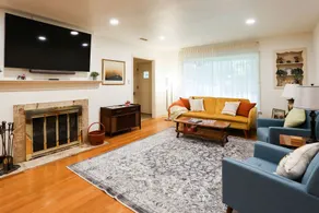Cheerful home with indoor Fireplace & King beds - Image 3