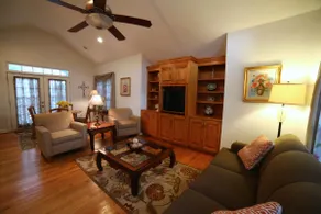 Carriage House, 2 Bedroom, 2 Bath, King bed, pool! - Image 4