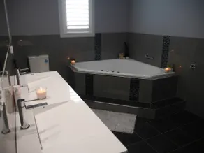 Cosy 4 Bedroom Home with Spa Quiet Location - Image 4