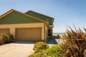 Waters Edge Beachfront at it’s best! - Image 3