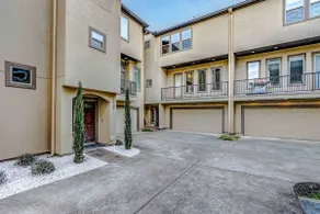 Contemporary 3 BR in downtown - Image 3